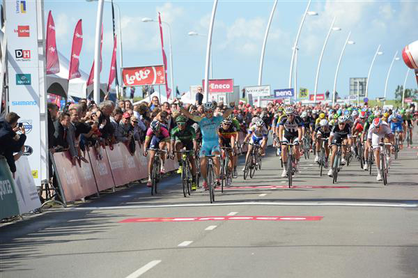 Andrea Guardini win stage 1